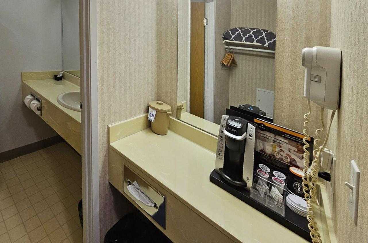 Perfect Inns & Suites Weyburn Esterno foto